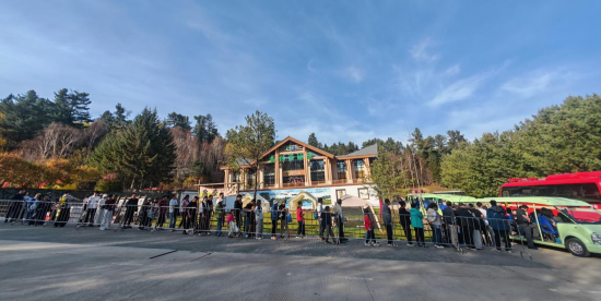 五營紅松林海喜迎雙節 游客量創新高 景區管理保駕護航